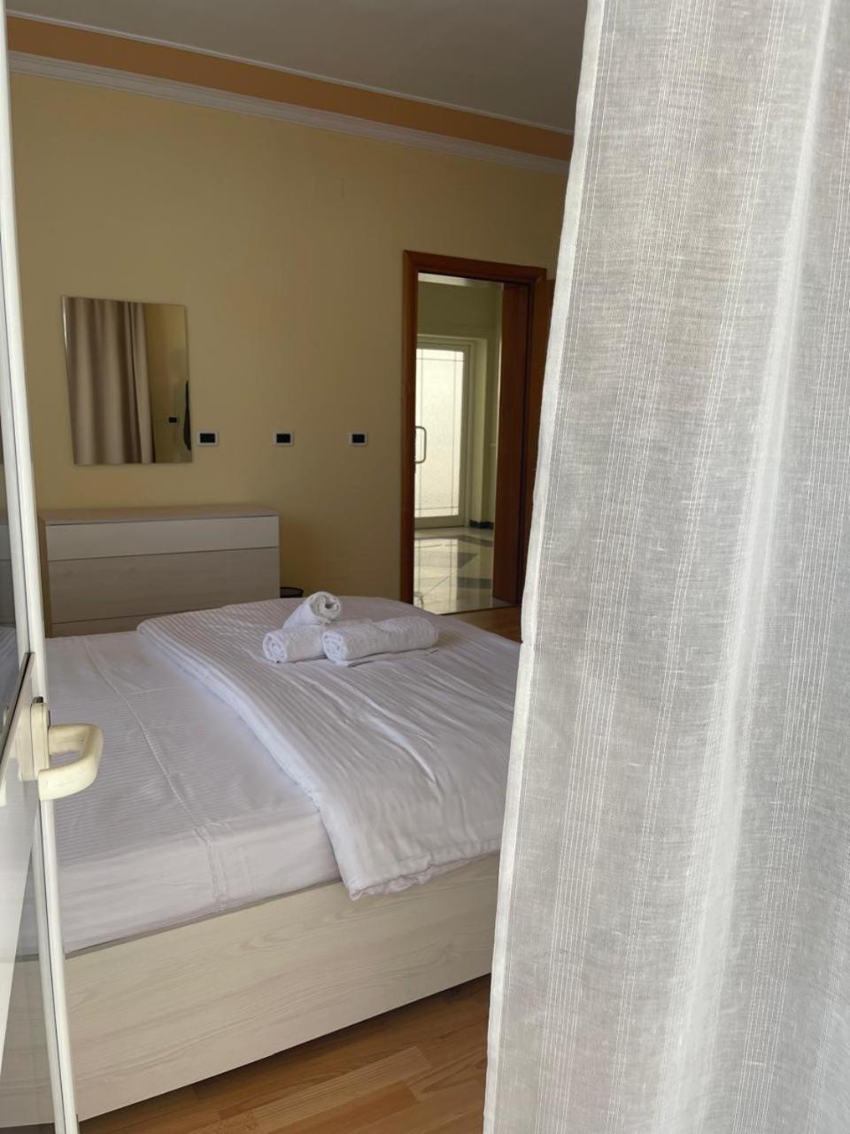 Mandarine Hostel Tirana Kültér fotó
