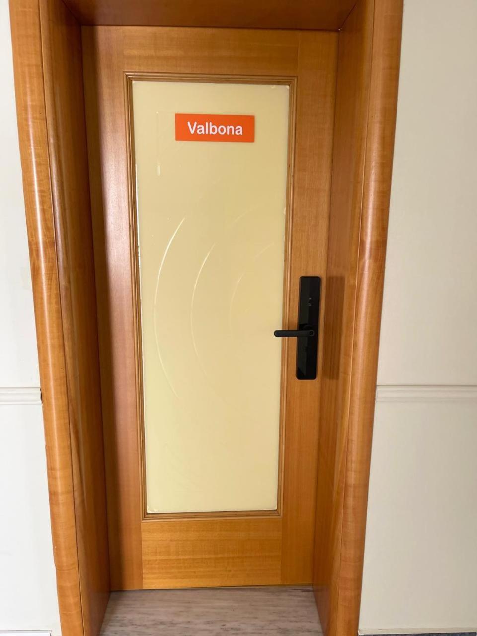 Mandarine Hostel Tirana Kültér fotó